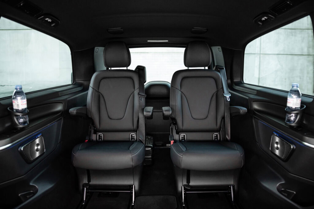 Entdecke den Chauffeurservice im Luxury Van von BEA Limousines 2er Sitzreihe