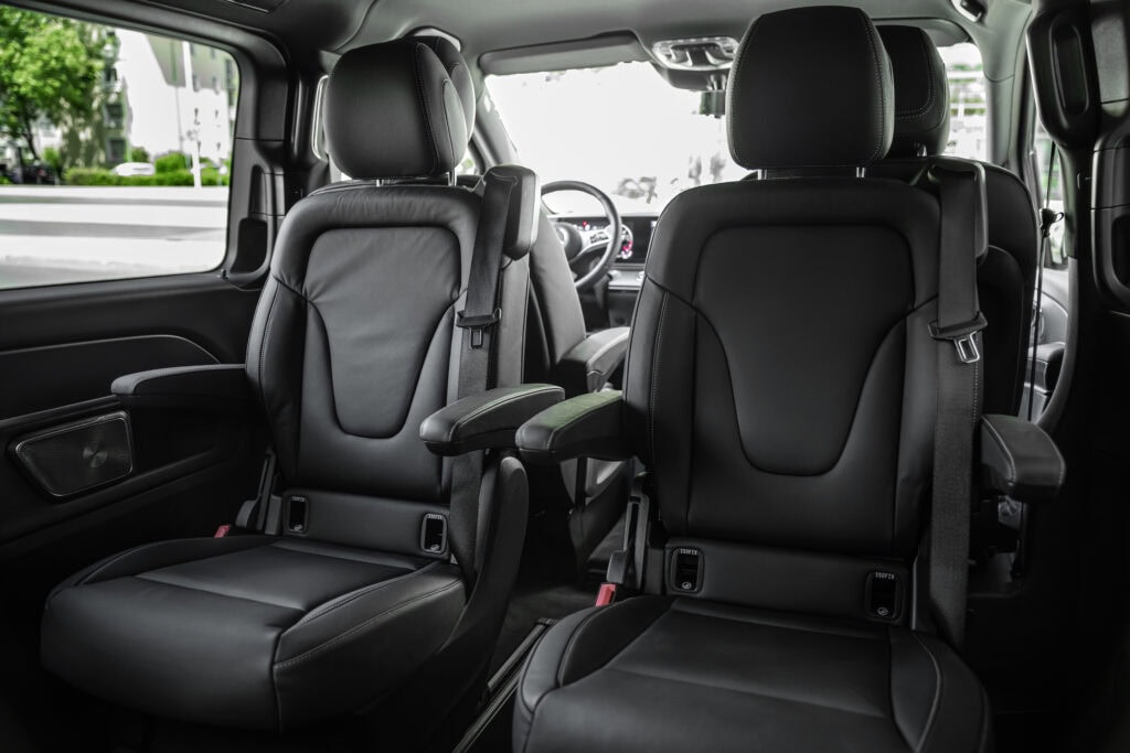 Entdecke den Chauffeurservice im Luxury Van von BEA Limousines Innenraum