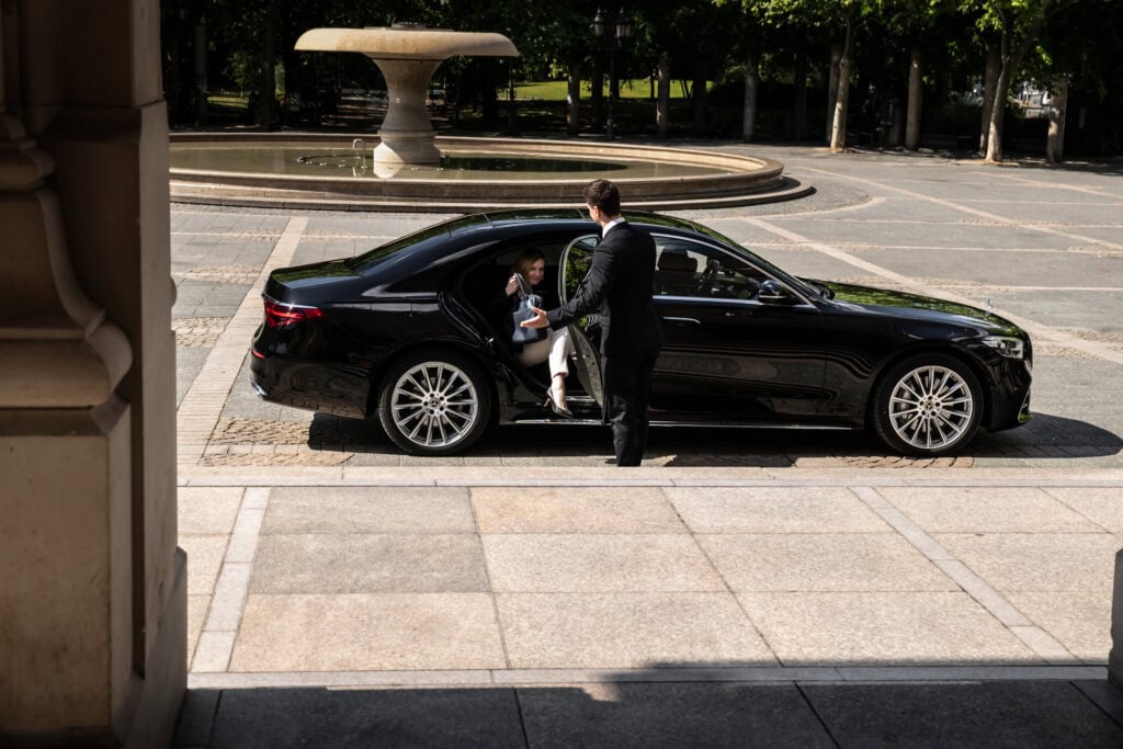 Kontaktieren Sie BEA – Premium Chauffeur & Limousinenservice in Frankfurt