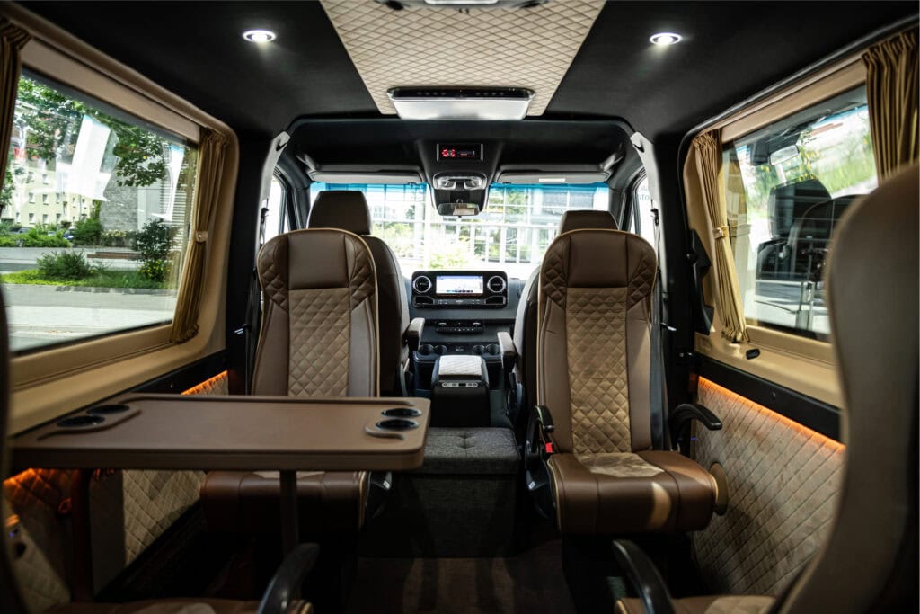 VIP Sprinter Innenraum mit Tisch Limousineneservice von BEA aus Frankfurt