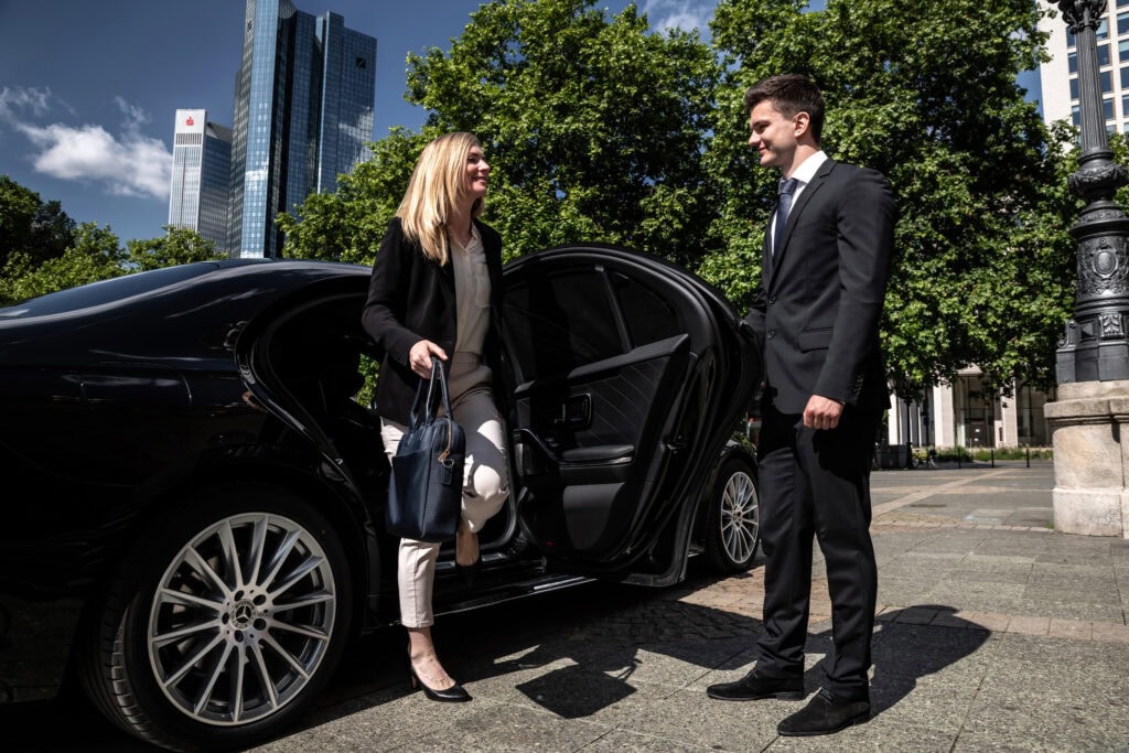Chauffeur öffnet Tür einer Mercedes S-Klasse – Business-Roadshows Frankfurt