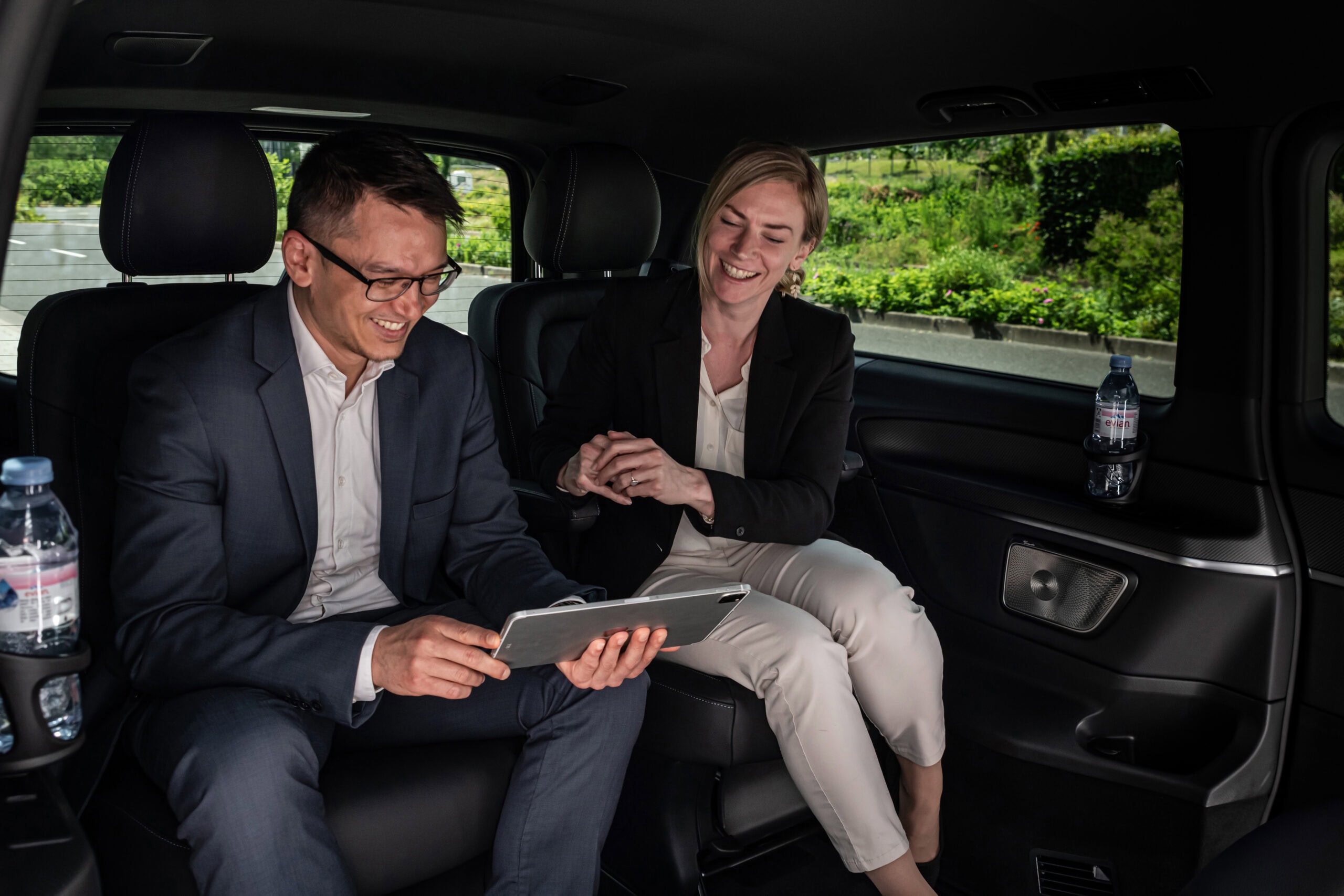 Geschäftsreisender arbeitet im Fond – Langstrecke mit BEA Chauffeurservice Frankfurt